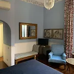 Relais Teatro Argentina Bed & Breakfast